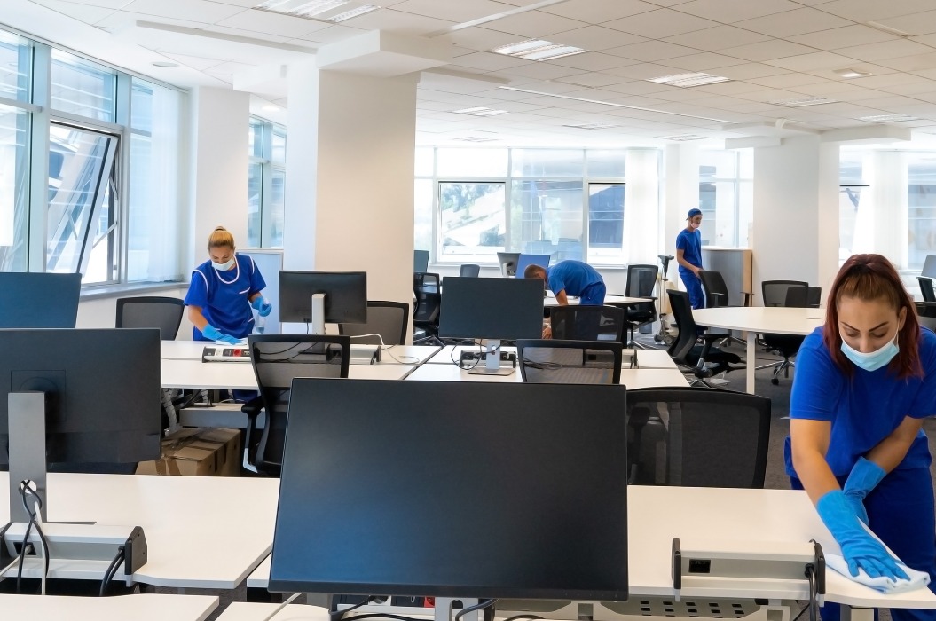 Professionelle Reinigungskräfte mit den Masken auf dem Gesicht